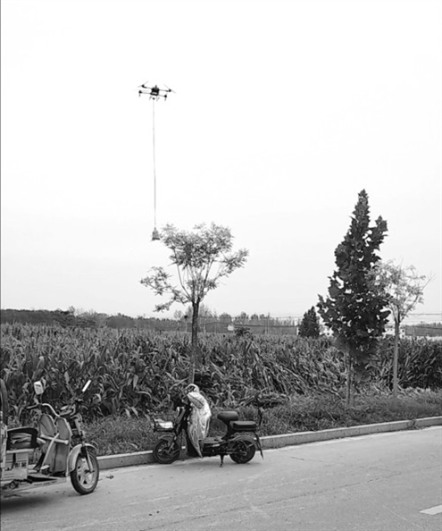 此次参与搬运任务的无人机,单次可以承载150斤左右的玉米记者 葛红岩 刘燕 摄